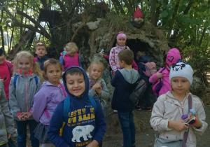 Dzieci zwiedzają Dolinę Skrzatów