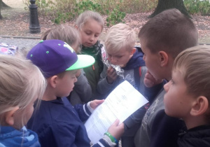 Dzieci czytają mapę
