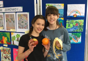 Uczniowie z owocami